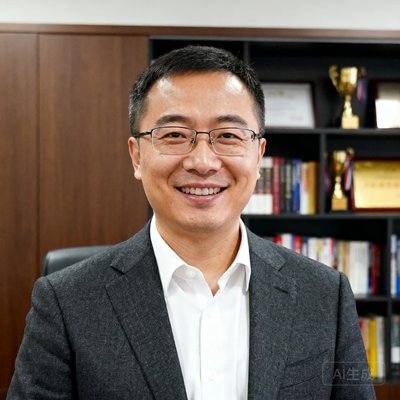 人人体育创始人兼CEO张磊，40岁男性，短发戴眼镜，身穿深灰色西装白色衬衫，面带微笑直视镜头，背景为办公室书柜
